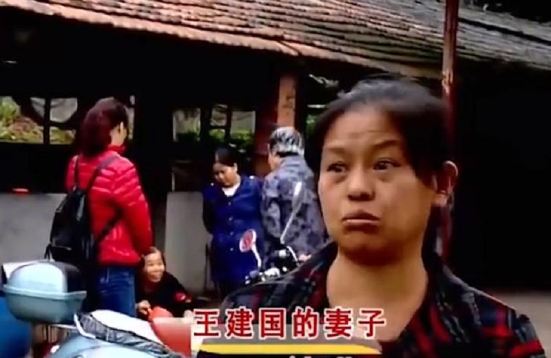 婆婆逼大儿媳喝农药自尽,400万房产全给小儿子,现住废墟无人照顾