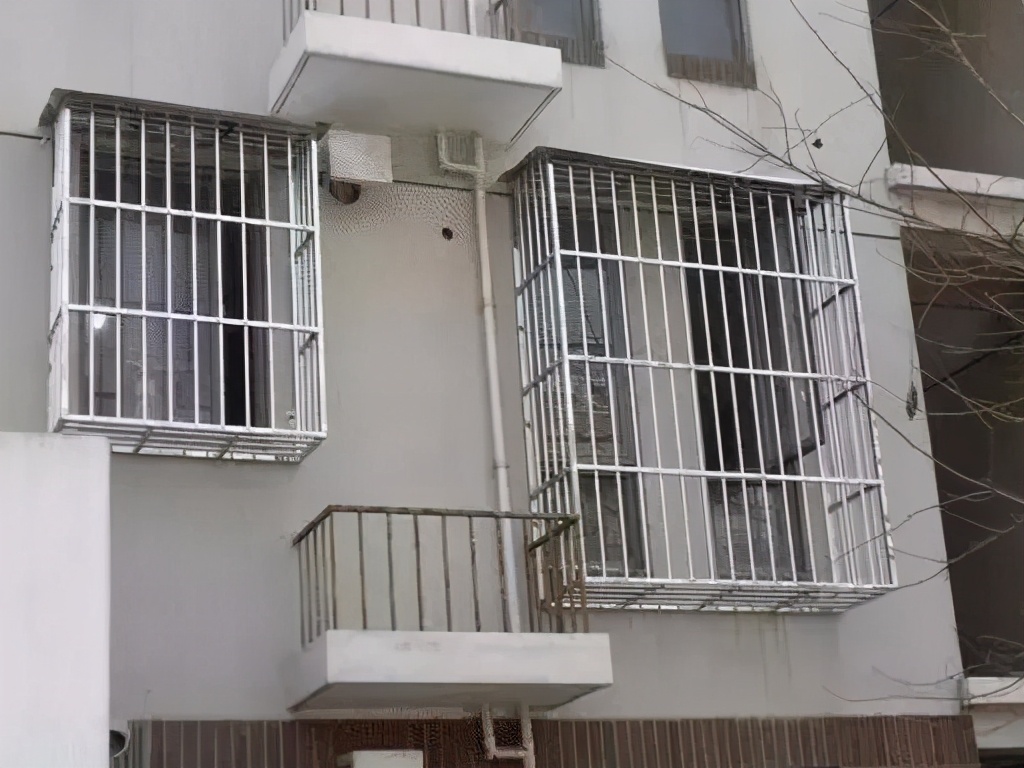 别再装“鸟笼式”防盗窗,现在流行这样装,安全防盗不挡光 !