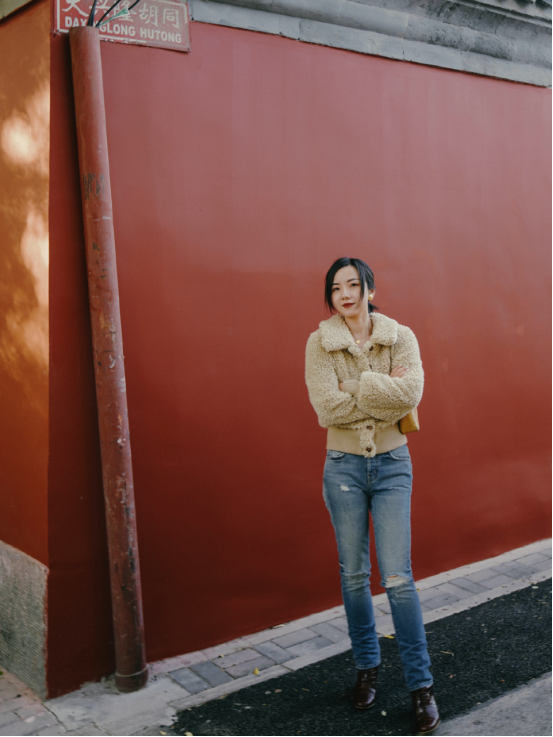 军人|30岁女人也可以穿出个性,拒绝沉闷普通,这样穿简约又干练