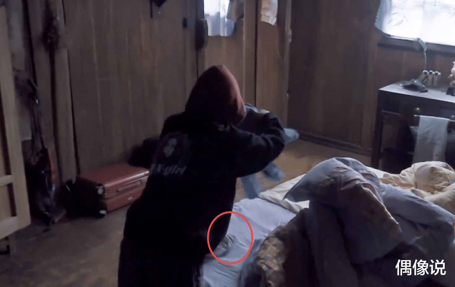 杨紫|杨紫起床不叠被子，脏衣服乱扔在床上，张子枫帮她避免两次尴尬