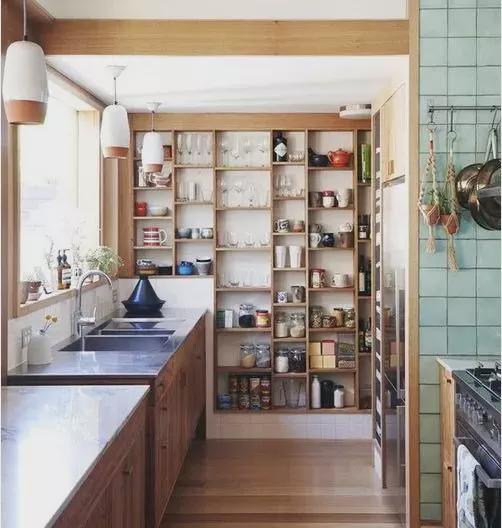 去广东出差,无意发现一户人家的厨房,真是先进,拍照回家跟着学!