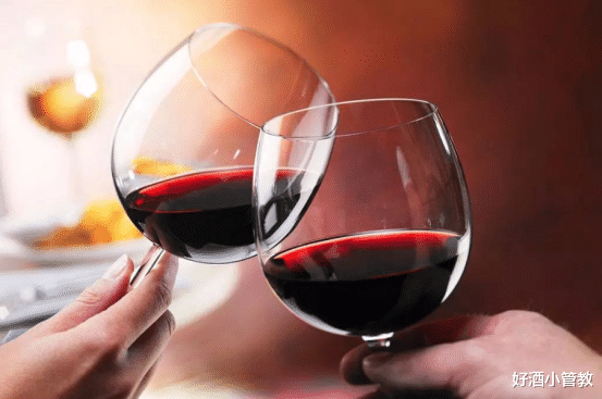 山楂|喝红酒时,为何都是用高脚杯?塑料杯不行吗?网友:塑料杯你试试