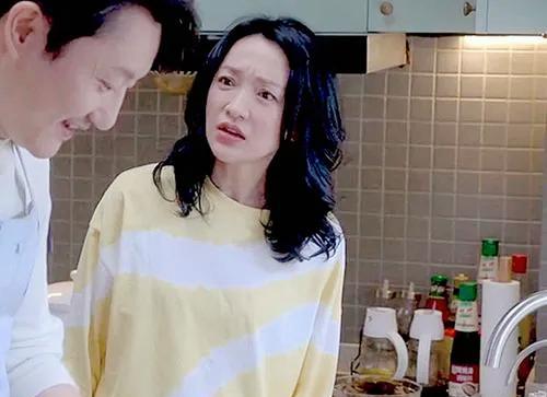 周迅|47岁周迅再传“喜讯”,带绯闻男友现身老家逛商超,被监控拍下