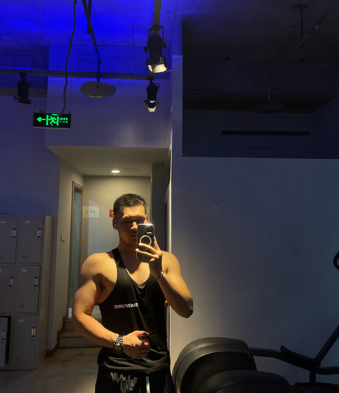 健身圈一哥|又壮又帅的肌肉小哥，练就霸气麒麟臂，荷尔蒙爆棚，男友力十足！