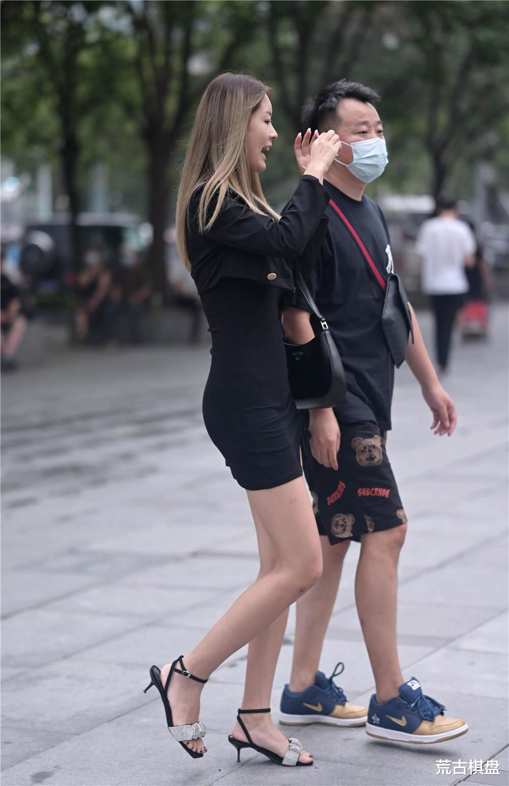 荒古棋盘|很多美女都喜欢细跟凉鞋，现在还可以搭配凉鞋，错过了要等一年