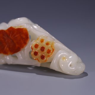 |旧藏 老和田玉带皮巧雕莲蓬