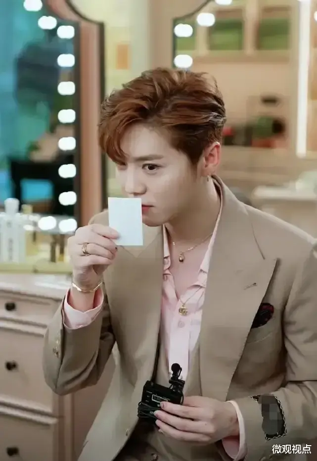 鹿晗|男明星化妆可以忍受，但鹿晗做美甲真是受不了，没有一点阳刚之气