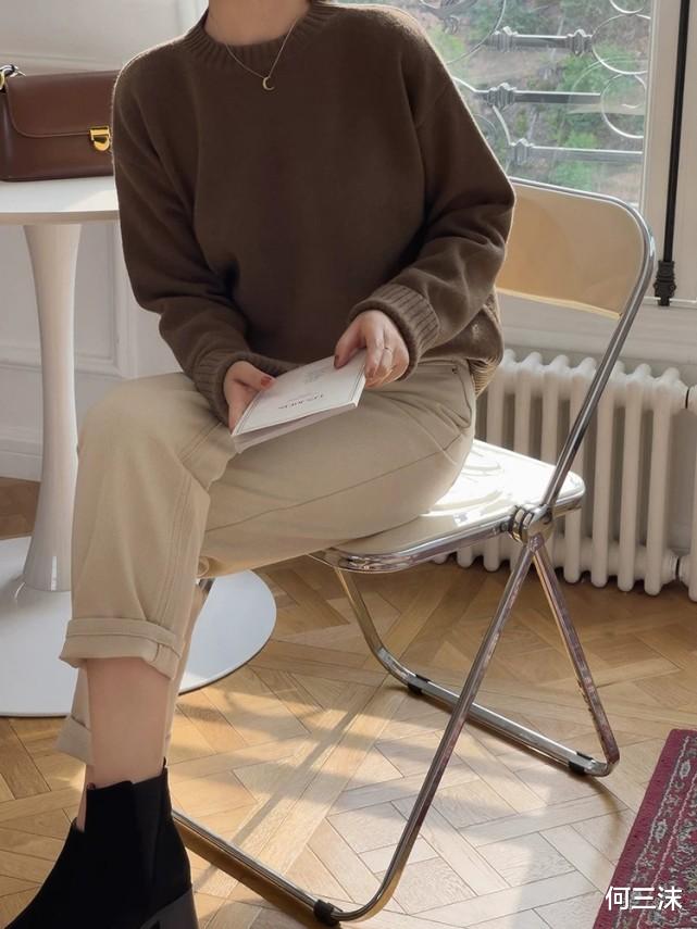 何三沫 40岁的女人可以扮嫩，但不要用力过猛，穿上简约针织衫刚刚好