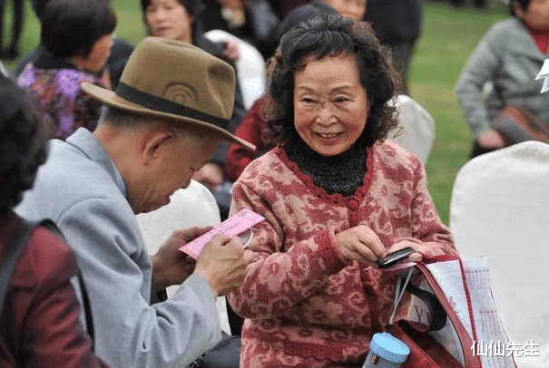 57岁大妈相亲不满55岁男子,理由令人咋舌:他年龄小,肯定有需求