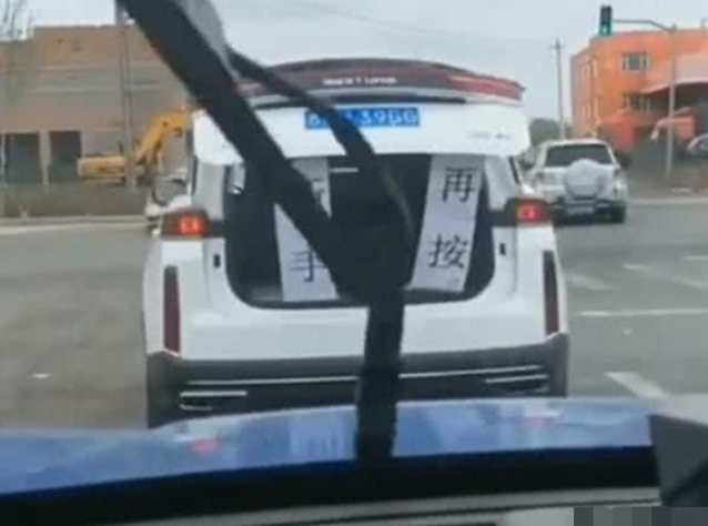 女司机第一天上路,车后拉横幅“挑衅”,宾利车主:我认输