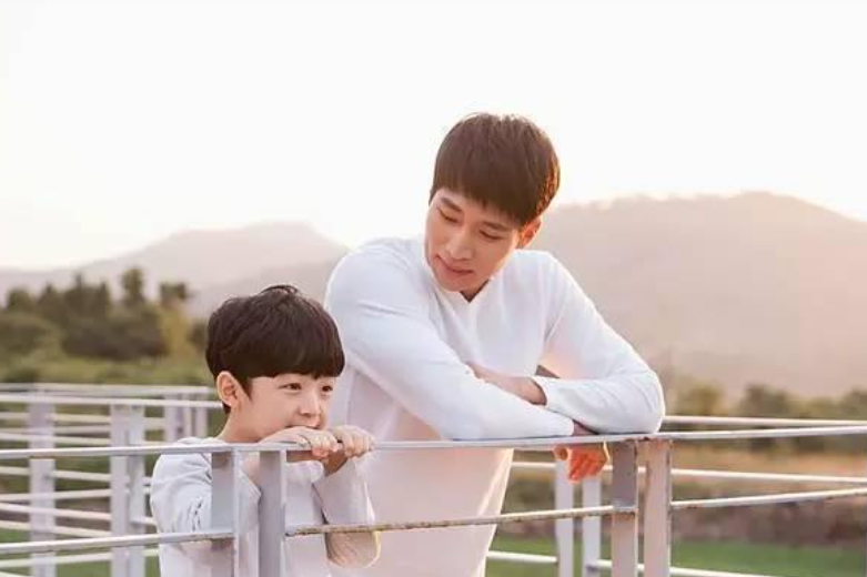 歪妈亲子故事|孩子被欺负时,父母别抢着说“没关系”,你的虚伪是娃的二次伤害