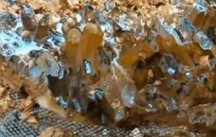 池塘|男子钓鱼捡到一坨会发光的泥，拿水冲了下，老人看后眼睛冒绿光