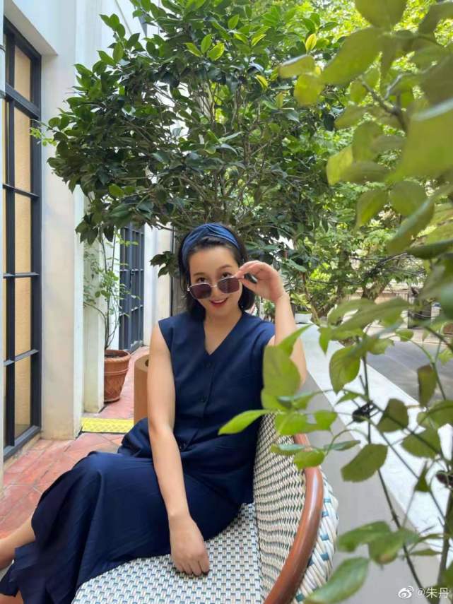 刘诗诗|朱丹首次晒二胎照片，单手抱娃逛街超娴熟，大腹便便产后恢复不理想