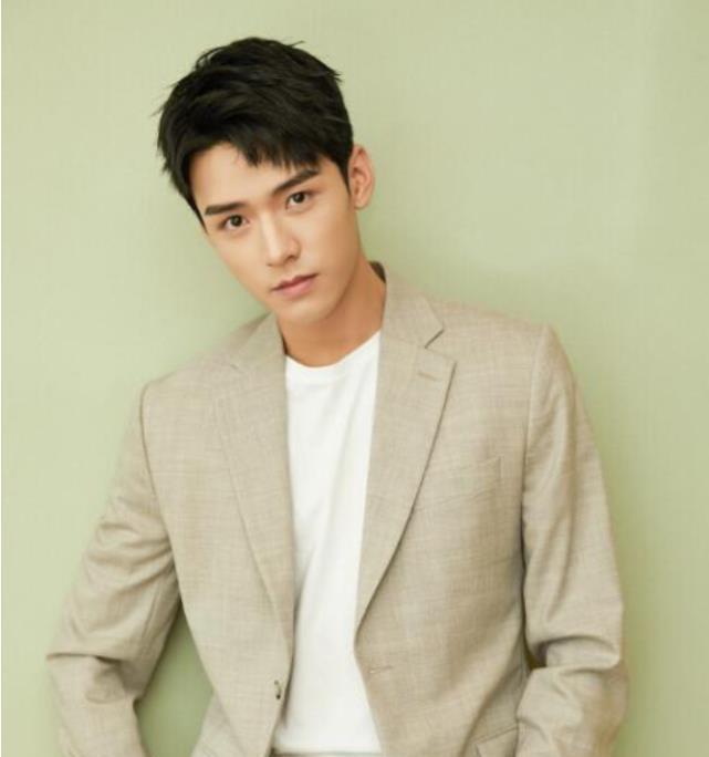 张桐|小八卦：肖战，王源，龚俊，邢菲，曾舜晞，孙莉，谢霆锋，杨幂