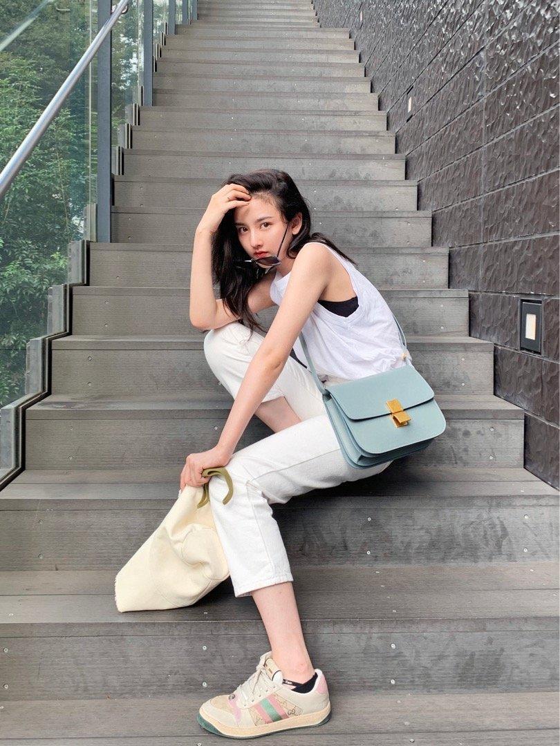 何有强|宋祖儿小小年纪怪会穿的，白色V领连体裤优雅温柔，性感又不失端庄