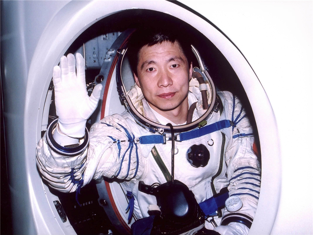 载人飞船 杨利伟在进入太空时，为什么要拿一把手枪？他是为了防谁？