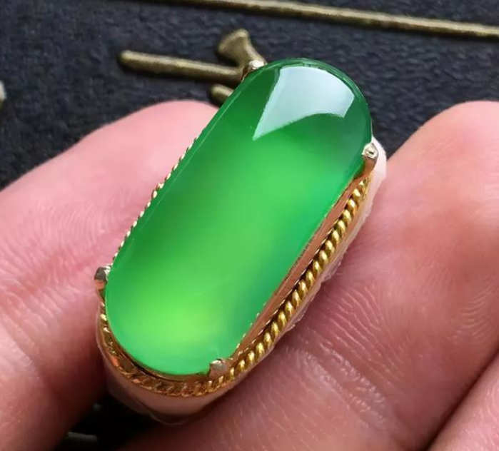 小叶紫檀|外行看种，内行看色， 你真的弄懂翡翠的色“辣”了吗？