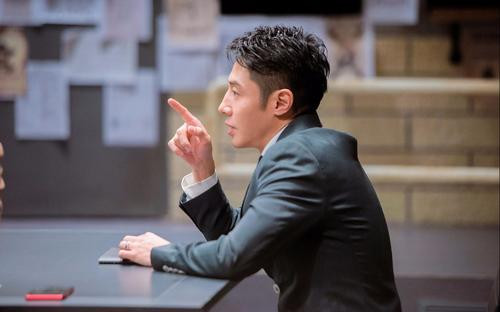 周星驰|女粉丝当众跪求古天乐借100万治病，古天乐说了9字，暴露真实人品