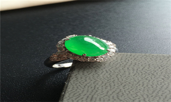 翡翠|翡翠戒指适合佩戴在哪个手指上？你一定要知道