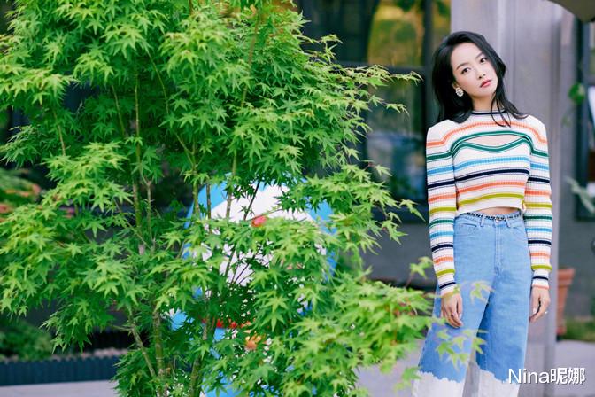 Nina昵娜 宋茜打卡环球影城,穿九分裤露秋袜被吐槽,迈八字步3助理作陪气场大