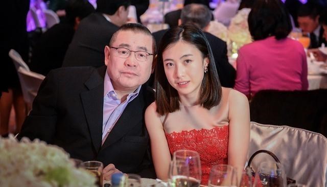 赵丽颖|李嘉诚妻子已故多年未续弦，但这个女人一直伴在左右，未得到名分