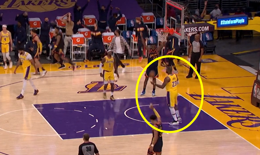 斯蒂芬·庫里|庫里壓哨三分太瘋狂！湯神抱頭慶祝，詹皇攤手無奈，湖蜜沉默了