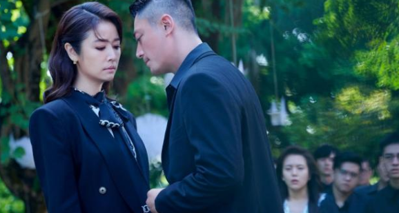 手机壁纸|林心如现身剧组，肤白貌美比身边女生高一头，媒体曝她正在拍新戏