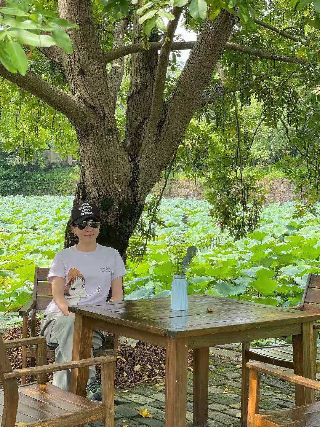 混搭时尚Anna|刘嘉玲晒黄山游客照,穿白T工装裤休闲简约,脚踩胶底鞋复古摩登