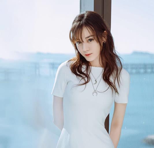 迪丽热巴|被迪丽热巴美到了!一袭白色雪纺连衣裙甜美清新,空气刘海很减龄