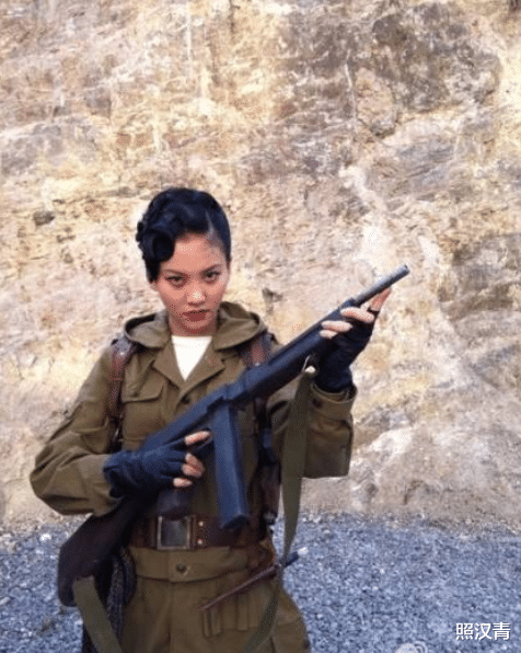 周楚楚|因穿着“大胆”被赶下台,简直是行走马赛克,网友:是要跳水吗?