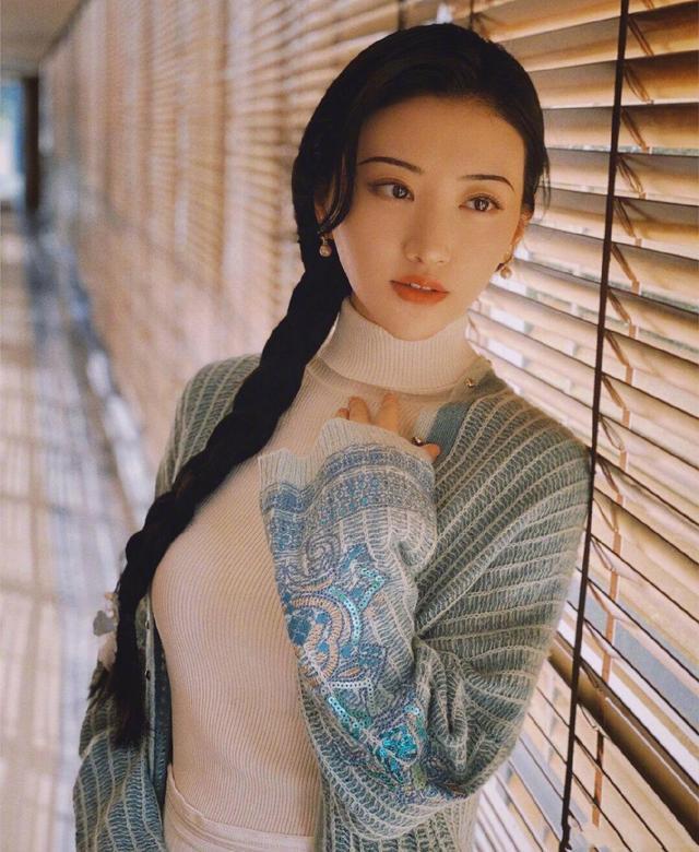 景甜|景甜和张继科分手后尺度也放开了，穿紧身毛衣“奶肌”太晃眼