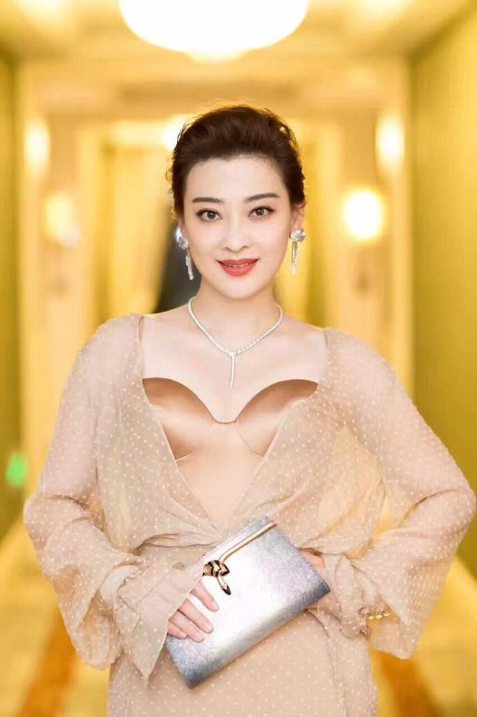 何有强|46岁的梅婷身材和气质超赞，穿薄纱外套搭配包臀半身裙，高贵典雅