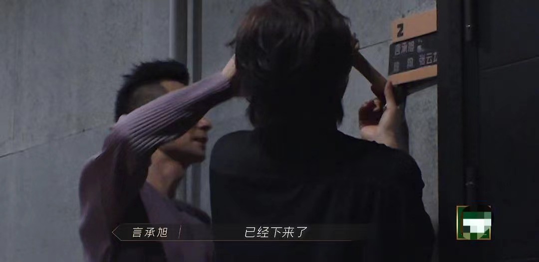 易烊千玺|《披哥》26位哥哥搬离宿舍引泪目?对不起,我却半夜笑到捶床