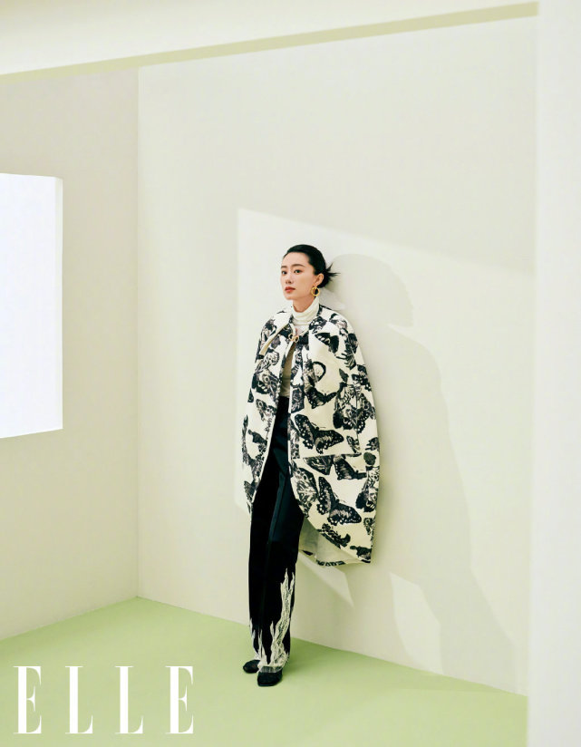 演绎|张小斐职场造型太开挂！穿西装演绎女总裁范，整个人气场变化太大