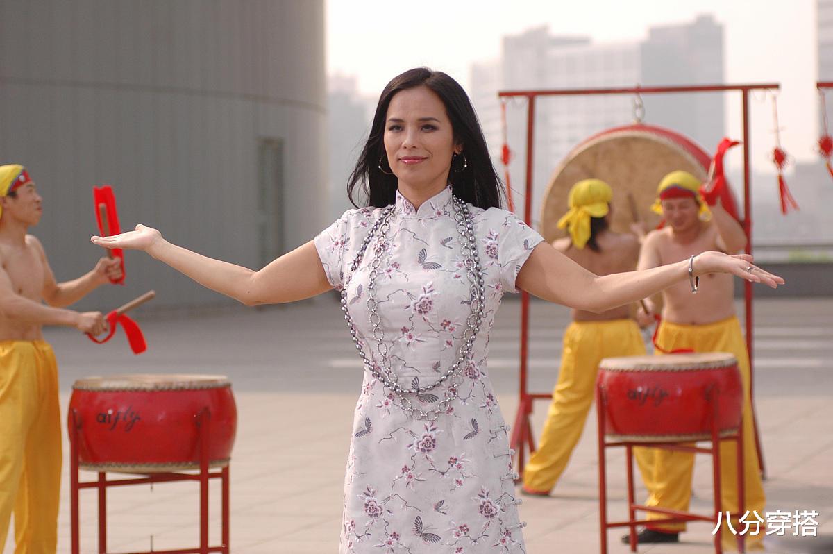 八分穿搭|韦唯罕见走清新风，一身白色旗袍清新素雅，搭配牛仔裤也不违和