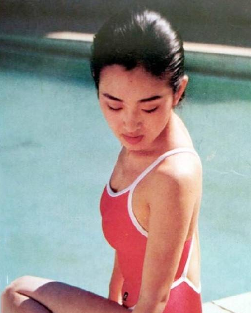 巩俐|巩俐24岁泳装照曝光，穿粉红色泳衣身材窈窕，不施粉黛仍拥有出众的气质