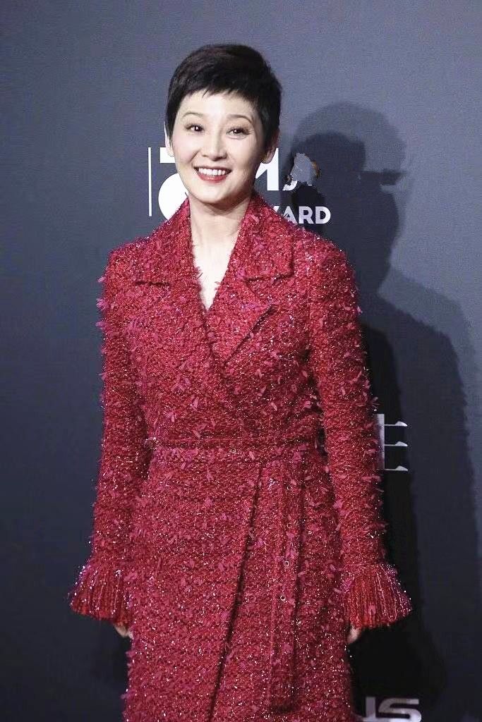 穿衣搭配 冯小刚女儿罕见亮相，颜值不输徐帆，拼接短衫搭配黑色裤装好休闲