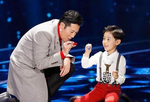 全能辣妈plus|蔡国庆“富养儿”，邓超“穷养儿”：俩孩子现在差距不止一点点