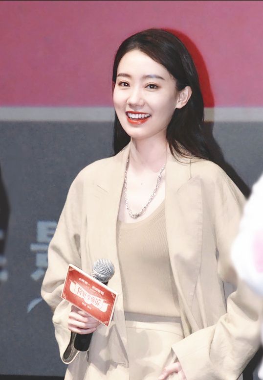 张小斐|张小斐夺金鸡影后，一次活动换三套礼服好夸张，和贾玲狠狠拥抱