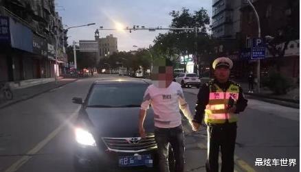 真的是无语了,男子酒后驾驶机动车,最后竟然在等红绿灯时睡着了