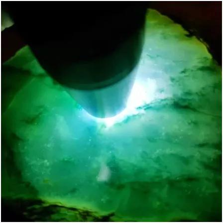 冰种翡翠|商家看走眼，被货主1.2万拿下一块冰种翡翠原石