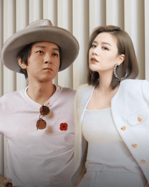 马思纯|马思纯挽张哲轩甜蜜同行,被男友宠溺捏脸,女方呈现幸福肥