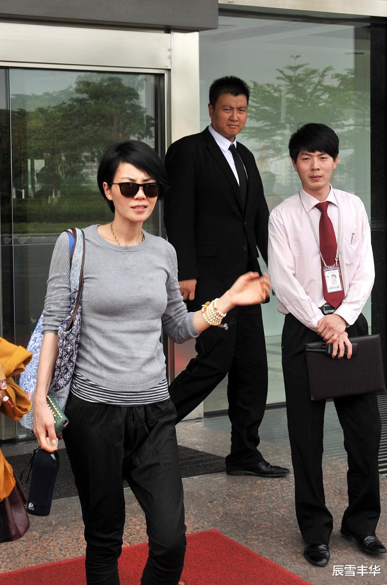 辰雪丰华 王菲私下打扮得好随意，穿一条灯笼裤就出门，松松垮垮却很时髦