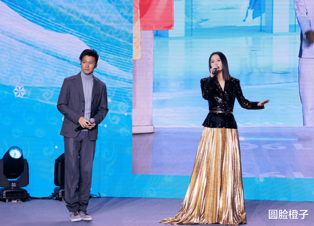 穿衣搭配 谭维维“超女”变“霸女”，穿大红色羽绒衣也掩盖不住好身材，一头短发干净利落
