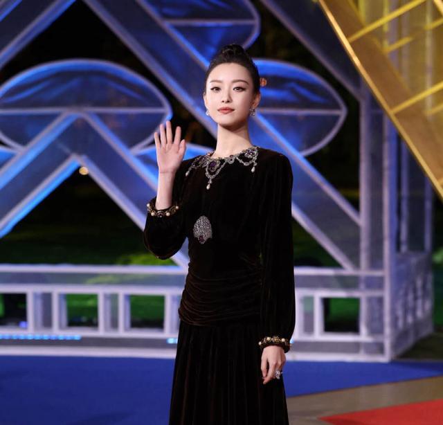 倪妮|倪妮的小黑裙在各种风格中展现出不同风格的魅力