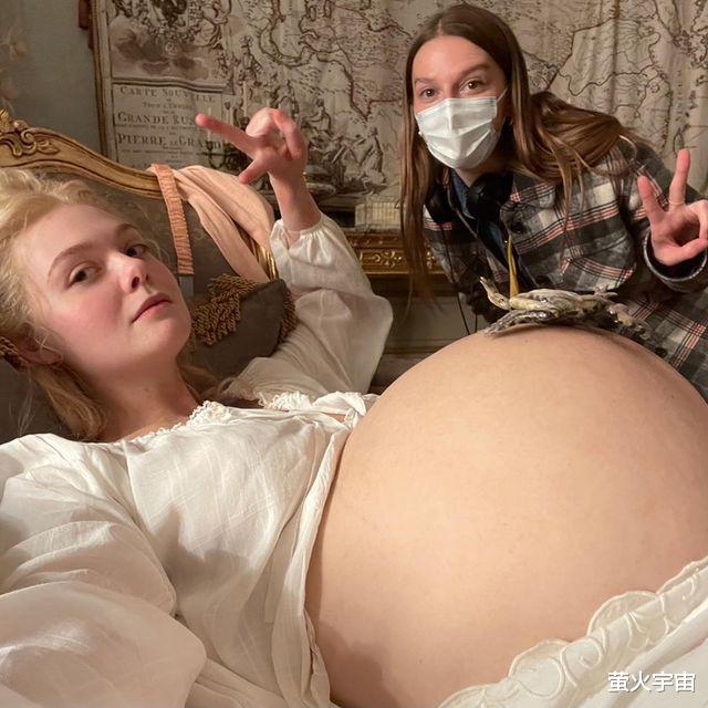 李英河|23岁艾丽·范宁片场欢乐，挺“孕肚”泡澡旁若无人，素颜白到反光