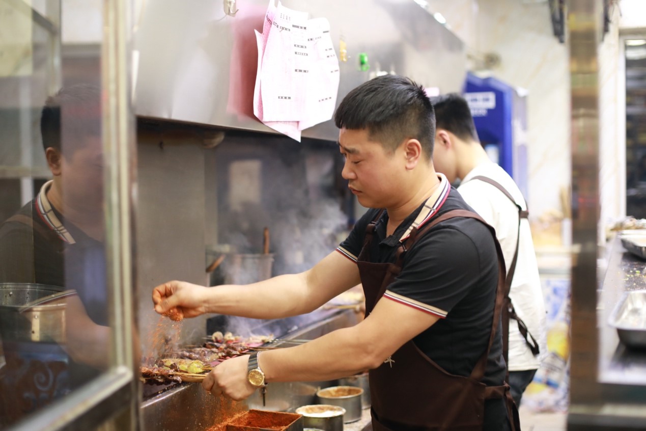 东北小城转型缩影:鹤岗小伙卖烤串年入百万