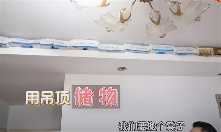 设计师|主妇囤物上瘾！50㎡家堆满杂物，吊顶塞满卫生纸，家人苦不堪言