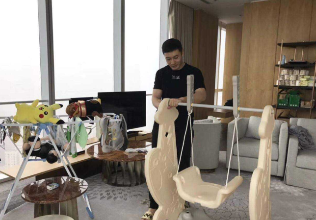 黄晓明|晒晒黄晓明在上海的豪宅,家里连阳台都没有,只能在客厅里晾衣服