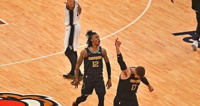 马刺队|再见季后赛！马刺逆转21分失败，波波沮丧离场，NBA最长纪录终结